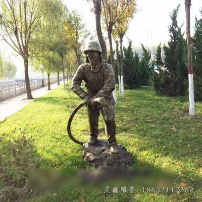 消防员街边人物景观铜雕