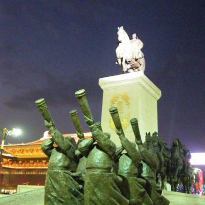 吹冲锋号红军街边人物铜雕