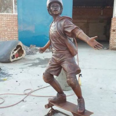 儿童嬉戏玩滑板人物铜雕