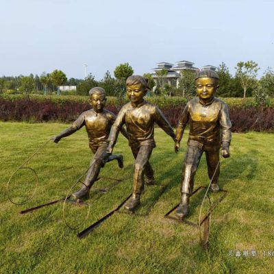 滚铁环儿童嬉戏铜雕